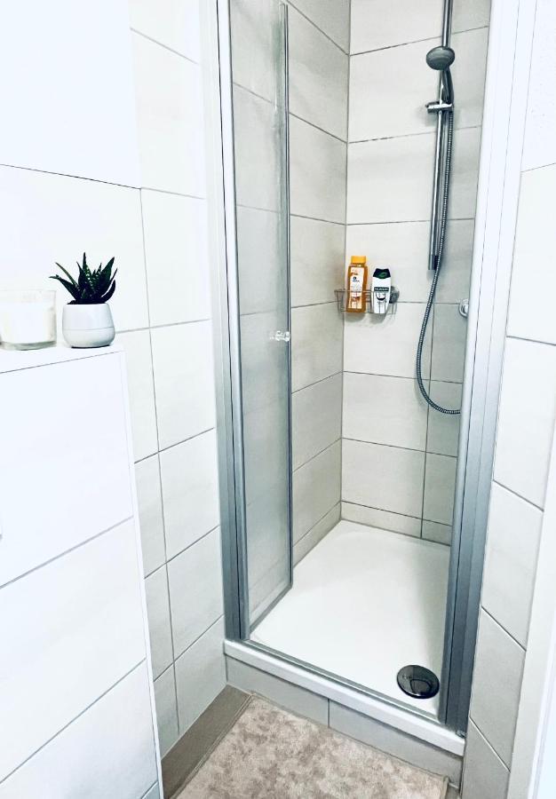 Renoviertes Apartment In Zentraler Lage - Wlan, Smart-Tv, Kueche, Balkon Und Queensize-Bett Fuer 4 Gaeste Erfurt Bagian luar foto